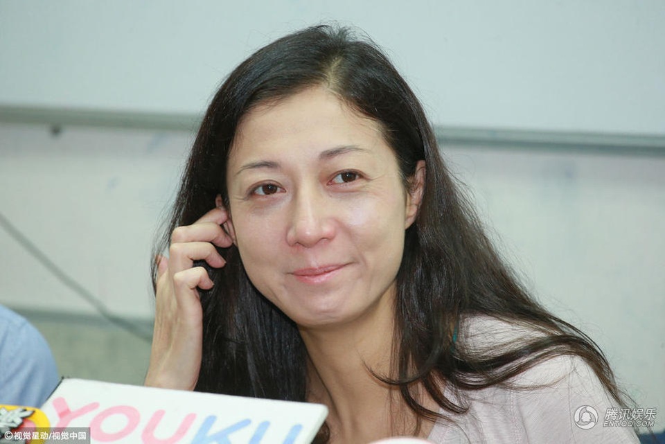 "Tình cũ" của Thành Long nức nở nhắc đến nỗi buồn 17 năm không danh phận - 16
Nụ cười hiếm hoi của Ngô Ỷ Lợi trong buổi phỏng vấn.