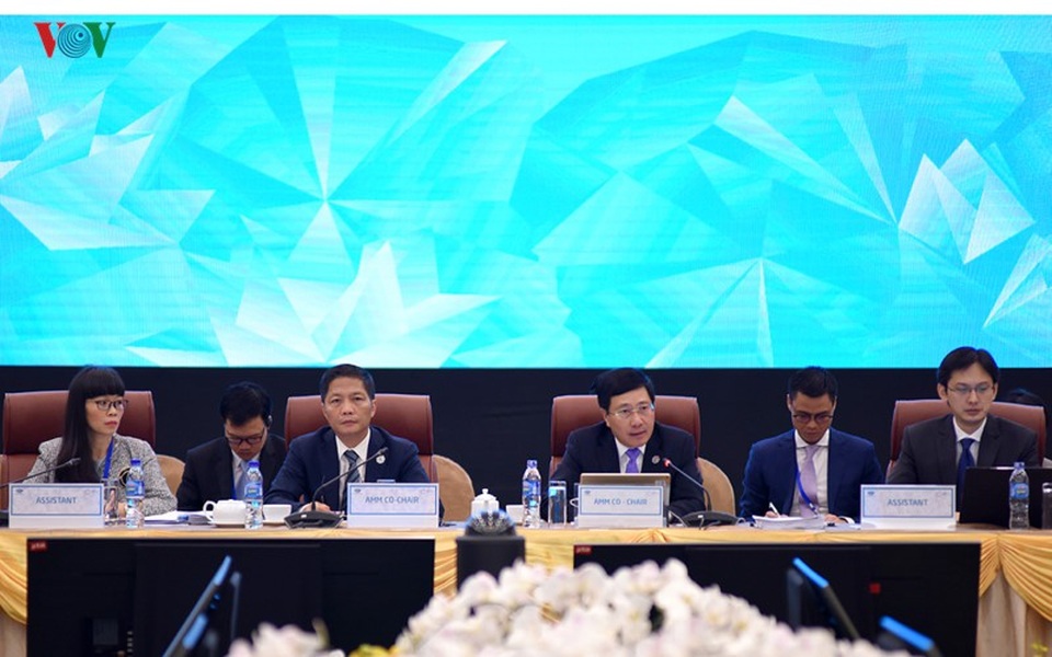 Hội nghị liên Bộ trưởng Ngoại giao - Kinh tế APEC tập trung thảo luận 3 mục tiêu - 1
Chủ tịch Ủy ban Quốc gia APEC 2017, Phó Thủ tướng, Bộ trưởng Bộ Ngoại giao Phạm Bình Minh và Bộ trưởng Bộ Công Thương Trần Tuấn Anh đồng chủ trì Hội nghị. (Ảnh: VOV)
