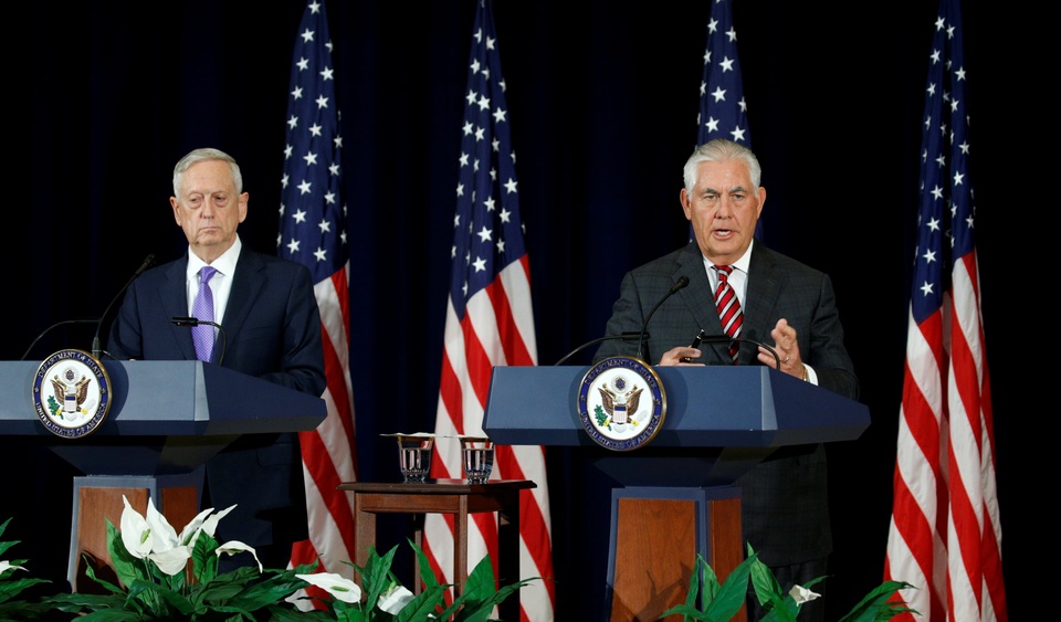 Mỹ hối thúc Trung Quốc mạnh tay hơn với Triều Tiên - 2 Ngoại trưởng Mỹ Rex Tillerson (phải) và Bộ trưởng Quốc phòng James Mattis trong cuộc họp báo ngày 21/6 (Ảnh: Reuters)
