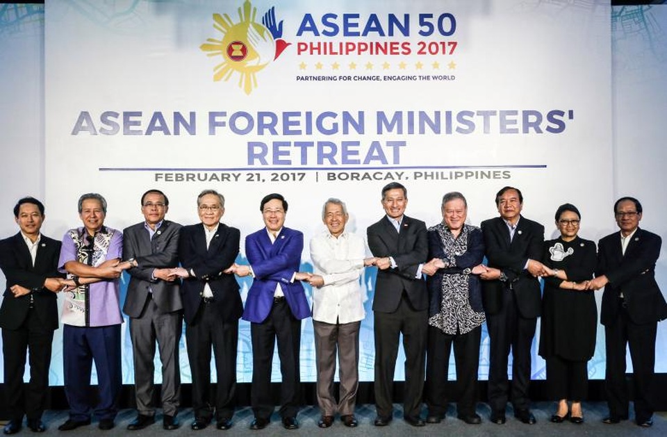 Philippines nói ASEAN quan ngại về diễn biến trên Biển Đông - 1
Các Ngoại trưởng ASEAN nhóm họp tại Philippines ngày 21/2 (Ảnh: Reuters)