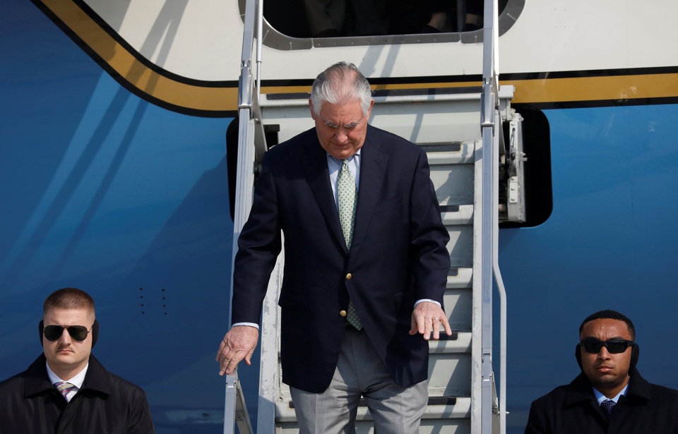 Ngoại trưởng Mỹ tuyên bố hết kiên nhẫn với Triều Tiên - 1 Ngoại trưởng Mỹ Rex Tillerson đáp chuyến bay tới căn cứ không quân Osan ở Pyeongtaek, Hàn Quốc hôm 17/3.
