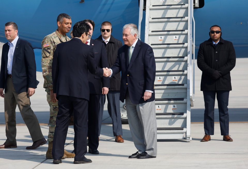 Ngoại trưởng Mỹ tuyên bố hết kiên nhẫn với Triều Tiên - 2 Ông Tillerson bắt tay các quan chức Hàn Quốc tại căn cứ Osan.