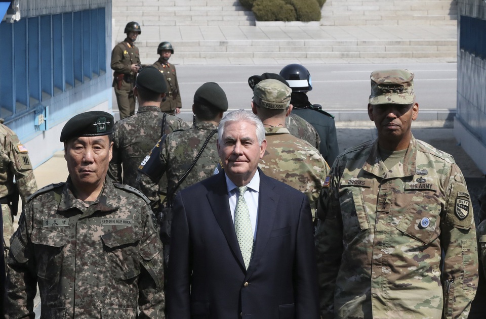 Ngoại trưởng Mỹ tuyên bố hết kiên nhẫn với Triều Tiên - 5 Ngoại trưởng Tillerson chụp ảnh cùng Tướng Vincent K. Brooks (phải) - Tư lệnh các lực lượng Mỹ tại Hàn Quốc, và Tướng Leem Ho-young (trái) - Phó Tư lệnh Bộ Chỉ huy các lực lượng liên quân Hàn-Mỹ tại làng Panmunjom ở Khu vực phi quân sự chia tách Triều Tiên và Hàn Quốc.