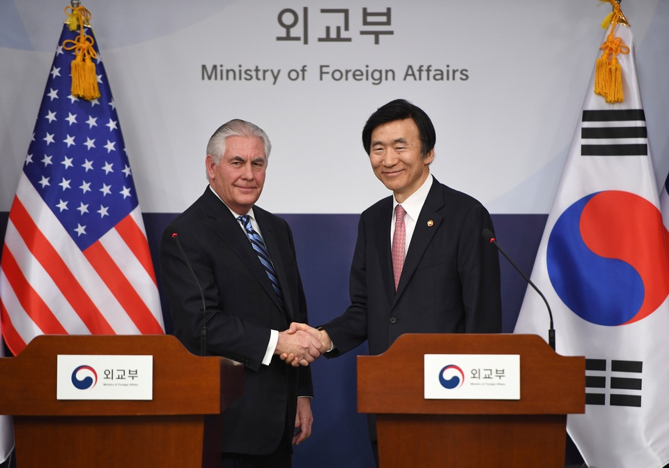 Ngoại trưởng Mỹ tuyên bố hết kiên nhẫn với Triều Tiên - 8 Ngoại trưởng Mỹ Rex Tillerson bắt tay người đồng cấp Hàn Quốc Yun Byung-Se trong cuộc họp báo chung tại Seoul ngày 17/3.
