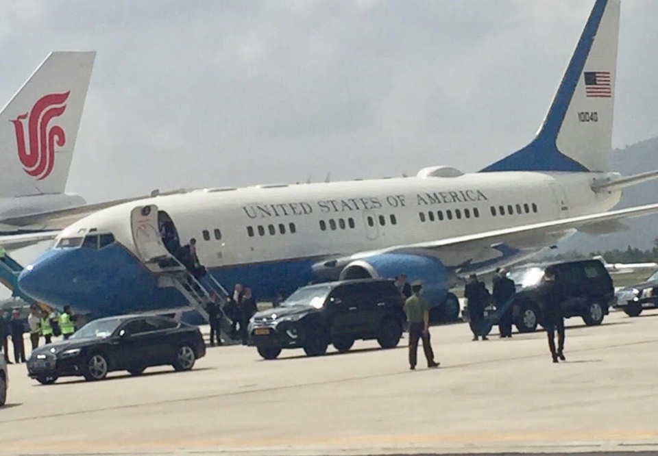 Ngoại trưởng Mỹ Rex Tillerson đã tới Đà Nẵng - 3
Máy bay của Ngoại trưởng Mỹ Rex Tillerson hạ cánh xuống sân bay Đà Nẵng