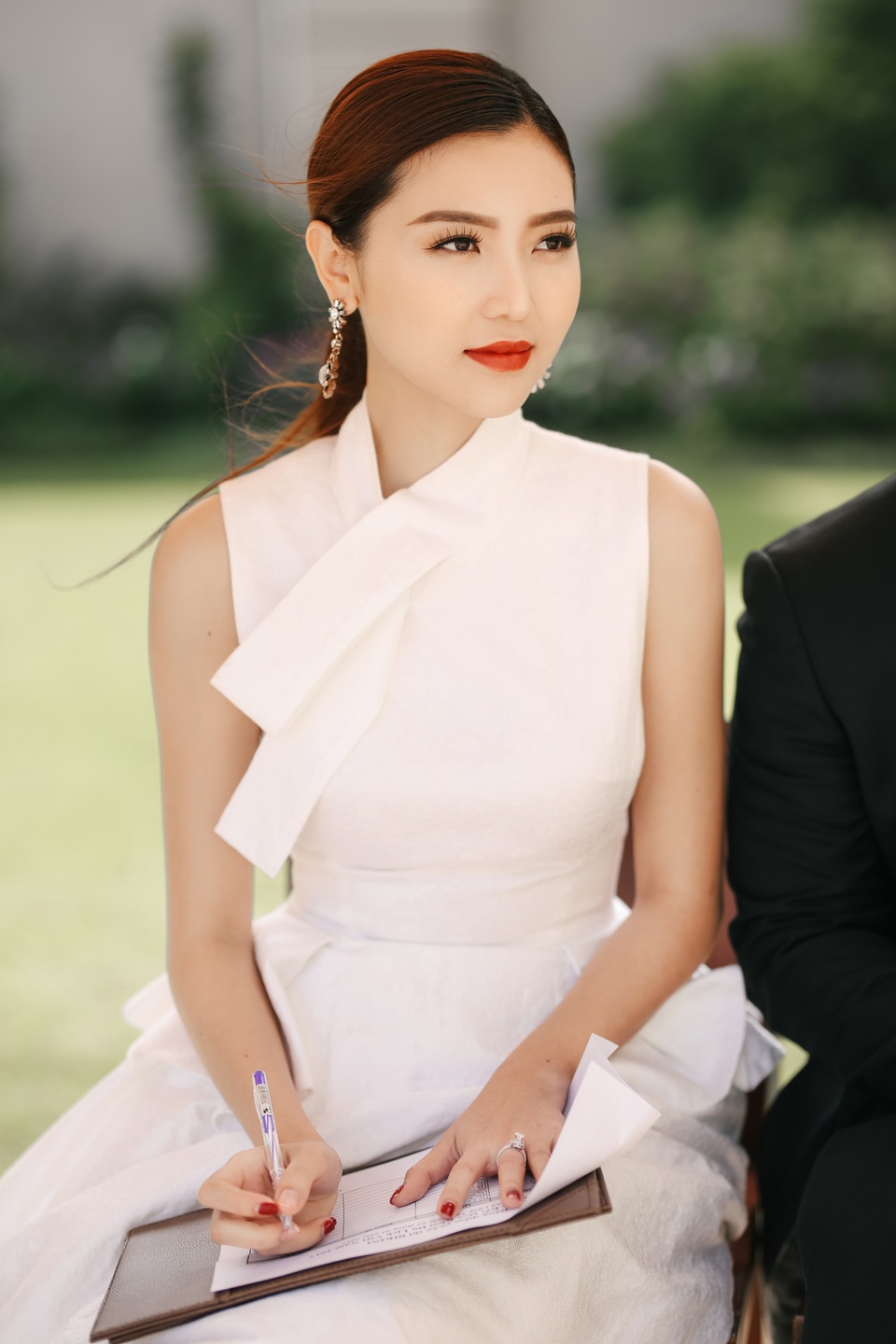 HH Ngọc Duyên đọ dáng HH Hằng Nguyễn chấm thi Hoa khôi Du lịch - 4 HH Ngọc Duyên đọ dáng HH Hằng Nguyễn chấm thi Hoa khôi Du lịch - 4