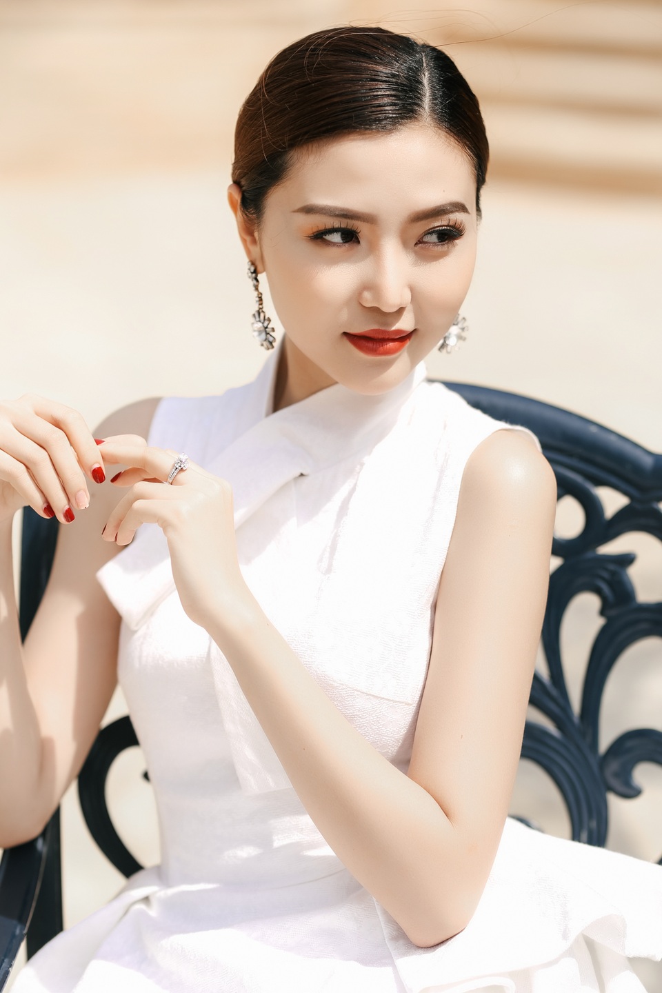 HH Ngọc Duyên đọ dáng HH Hằng Nguyễn chấm thi Hoa khôi Du lịch - 3 Người đẹp tô son đỏ, nổi bật nước da trắng sứ.