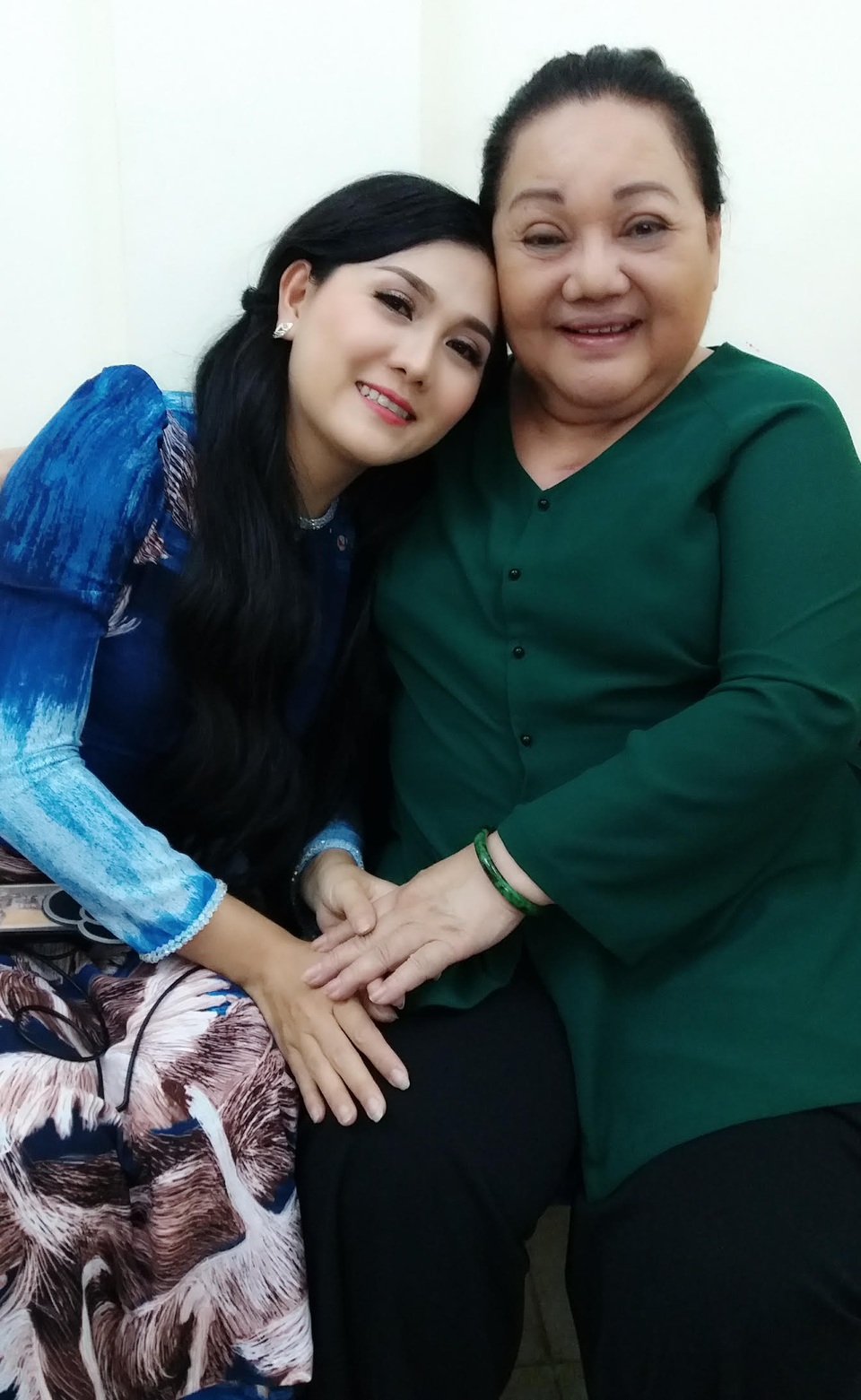 Những MV ca nhạc gây xúc động mùa Vu Lan - báo hiếu - 1 NSND Ngọc Giàu và ca sĩ Lê Như.