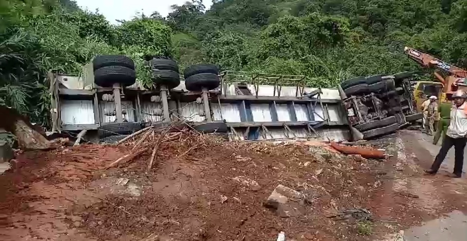 Giải cứu tài xế mắc kẹt trong chiếc xe lật chênh vênh trên đèo - 1 Xe đầu kéo lật ngang nằm ngay mép vực trên đèo Bảo Lộc