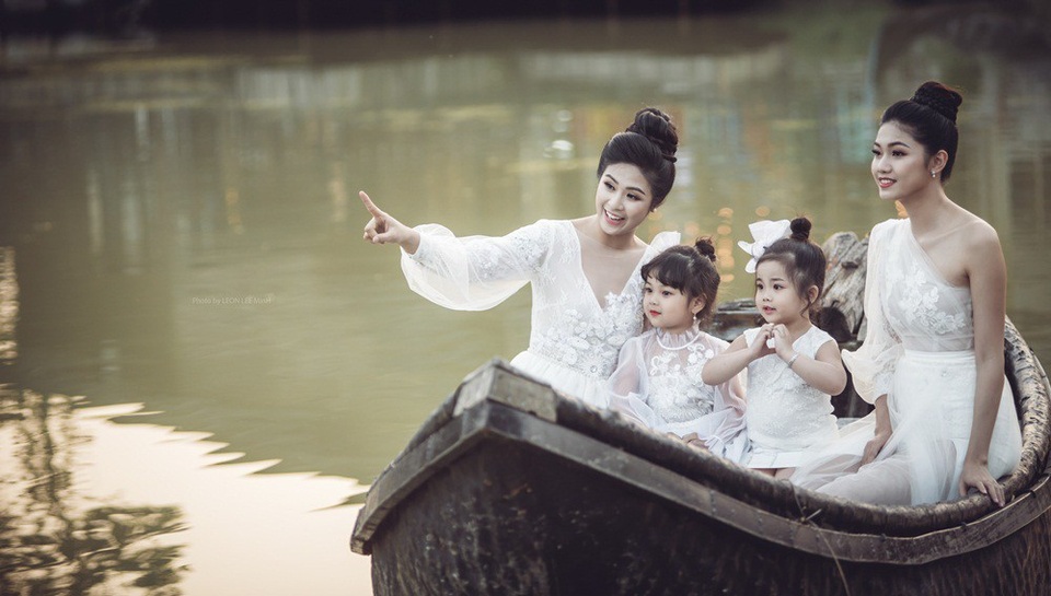 Hoa hậu Ngọc Hân tiết lộ “mối tình đầu” - 8 Hoa hậu Ngọc Hân tâm sự rằng: “Đây là lần đầu tiên cả hai chị em hóa thân thành những vũ công ballet nên còn rất nhiều bỡ ngỡ. Nhưng cũng may Hân có được sự giúp sức của NSƯT Đàm Hàn Giang cũng như nhiều vũ công nhí trong vở ballet Kẹp Hạt Dẻ. Mặc dù các con đang bận rộn tập luyện cho đêm diễn vào ngày 28/1 tới nhưng khi Hân đề đạt ý tưởng, ekip vẫn nhiệt tình giúp đỡ nên bộ ảnh đã thành công như ý và để lại cho Ngọc Hân và Thanh Tú những trải nghiệm thú vị”.