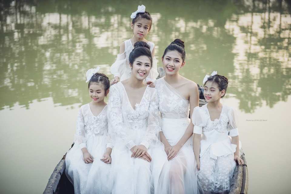 Hoa hậu Ngọc Hân tiết lộ “mối tình đầu” - 10 Chia sẻ về ý tưởng đầy nhẹ nhàng và bay bổng của mình, Người đẹp gốc Hải Phòng cho biết: “Ai cũng có một mối tình đầu. Và nàng cũng chẳng ngoại lệ. Thậm chí nàng còn yêu sớm nữa là đằng khác”.