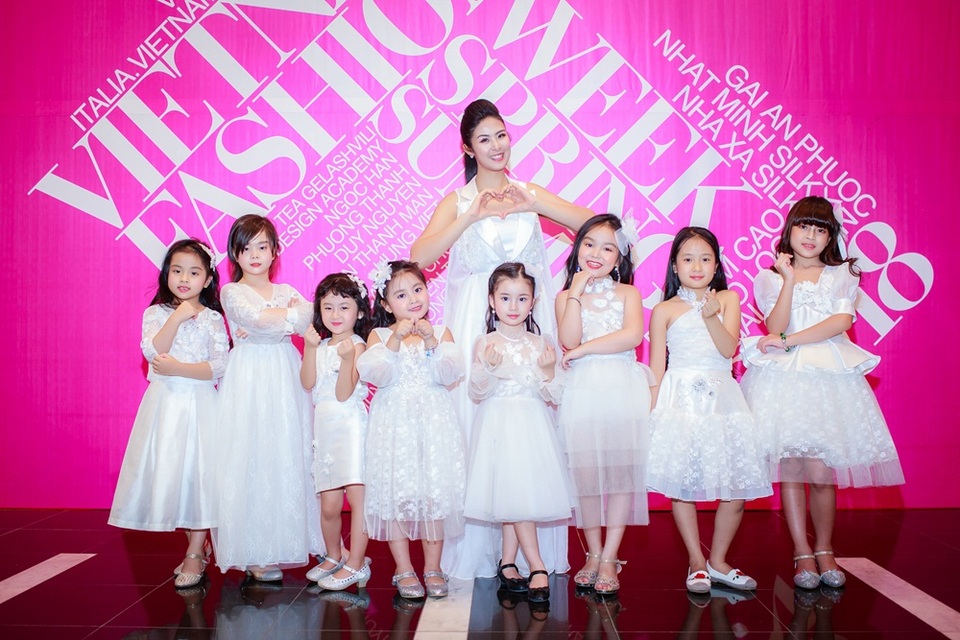 Trong ngày mở màn của Tuần lễ thời trang Việt Nam Xuân Hè 2018 diễn ra vào tối 29/9 tại Đài Truyền hình Việt Nam, Hoa hậu Ngọc Hân đã trình làng bộ sưu tập mới với tên gọi “Tình yêu đầu tiên”.