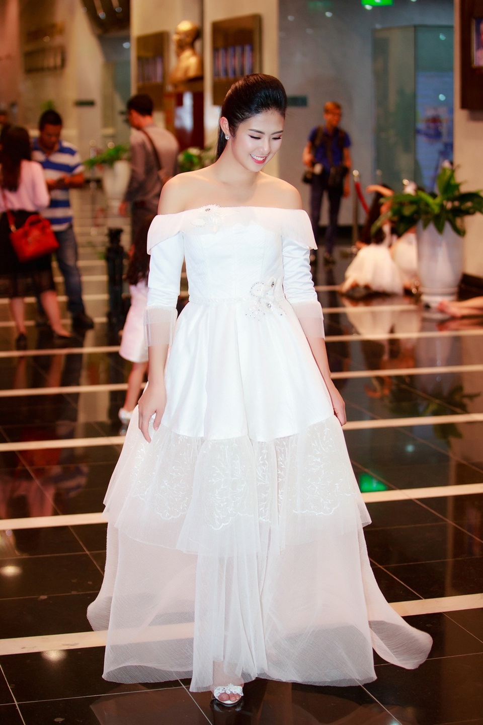 Ngay sau đó, nhiếp ảnh gia cũng lên tiếng đính chính rằng, bức ảnh cưới của Ngọc Hân chỉ là “cá tháng Tư”.