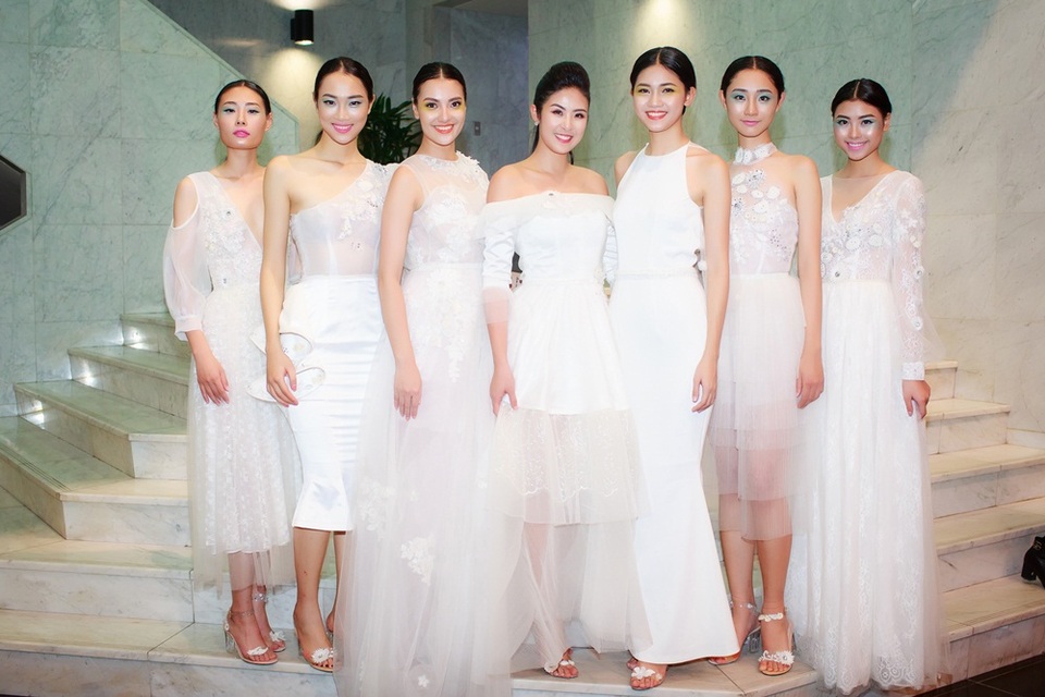 Bộ sưu tập có chất liệu đa dạng như voan, ren, lưới..., được Hoa hậu Việt Nam 2010 sưu tầm trong mỗi lần đi công tác các nước như Hàn Quốc, Nhật Bản, Pháp, Italy. Cô đã dành khoảng 2 tháng để hoàn thiện các mẫu trang phục cho bộ sưu tập lần này. Đây cũng là năm thứ 6 Ngọc Hân tham gia Tuần lễ Thời trang Việt Nam ở vai trò nhà thiết kế.