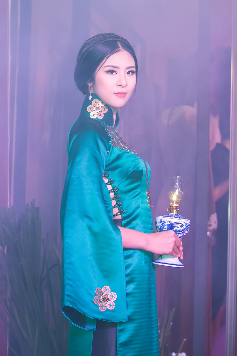 NSƯT Thu Hà: “Tôi luôn thấy mình đẹp” - 6 Hoa hậu Ngọc Hân tham gia trình diễn áo dài cổ.