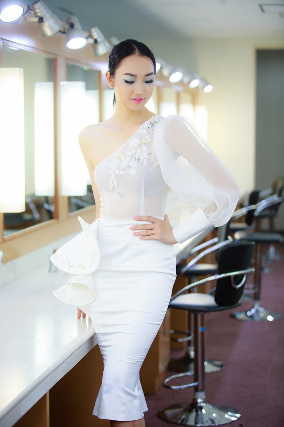 ... và nhiều người đẹp khác cũng tham gia trình diễn cho Hoa hậu Ngọc Hân.