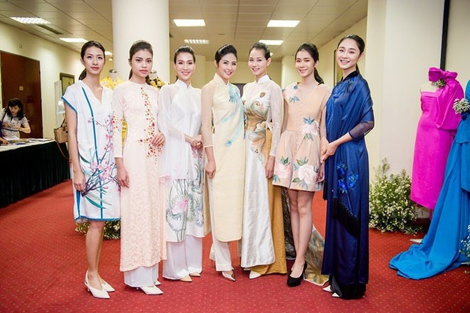 “Lụa Việt vẫn chưa thể xuất hiện với chân dung của một “chính nhân quân tử” - 3 Hoa hậu Ngọc Hân và các người mẫu đến từ Hà Nội sẽ tham gia trình diễn các bộ sưu tập trong sự kiện này.