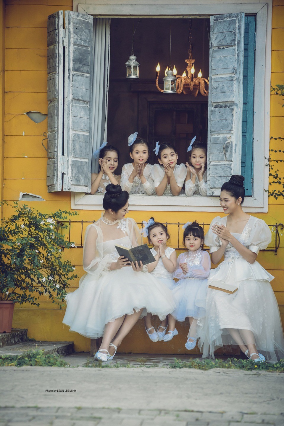 Hoa hậu Ngọc Hân tiết lộ “mối tình đầu” - 14 “Khi nhìn thấy lũ trẻ mặc những chiếc váy bồng bềnh màu trắng tinh khiết, nàng như lại được thấy mình ngày xưa. Đó là ngày mà tất cả chúng ta, ai cũng trong trắng, vẹn nguyên và chân thành”, Ngọc Hân nói.