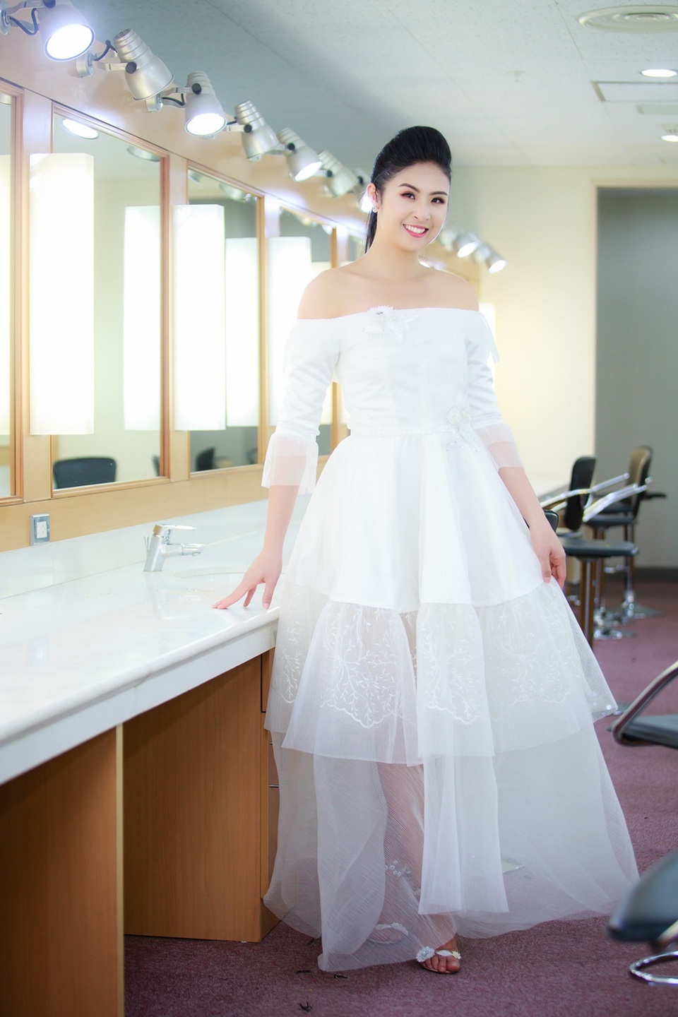 Nhiếp ảnh gia này còn hé lộ thông tin, sau đám cưới Thu Thảo, Hoa hậu Việt Nam 2010 cũng rục rịch lên xe hoa. Trước ồn ào này, Ngọc Hân từ chối trả lời bởi từ trước tới nay, cô chưa một lần công khai chuyện tình cảm trên mặt báo và sống khá khép kín về đời tư.