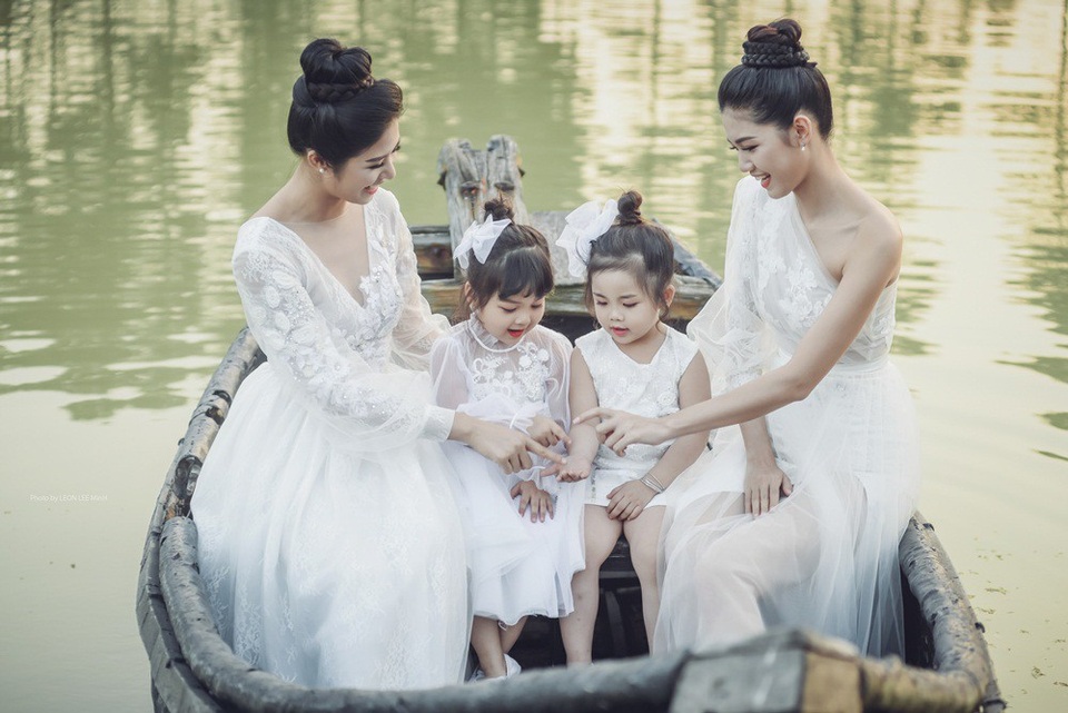 Hoa hậu Ngọc Hân tiết lộ “mối tình đầu” - 9 Điều đặc biệt nhất trong bộ ảnh chính là sắc trắng tinh khôi, cổ tích của những nàng công chúa trong bộ sưu tập “Tình yêu đầu tiên” do Hoa hậu Ngọc Hân thiết kế đã được cô khéo léo kết hợp.