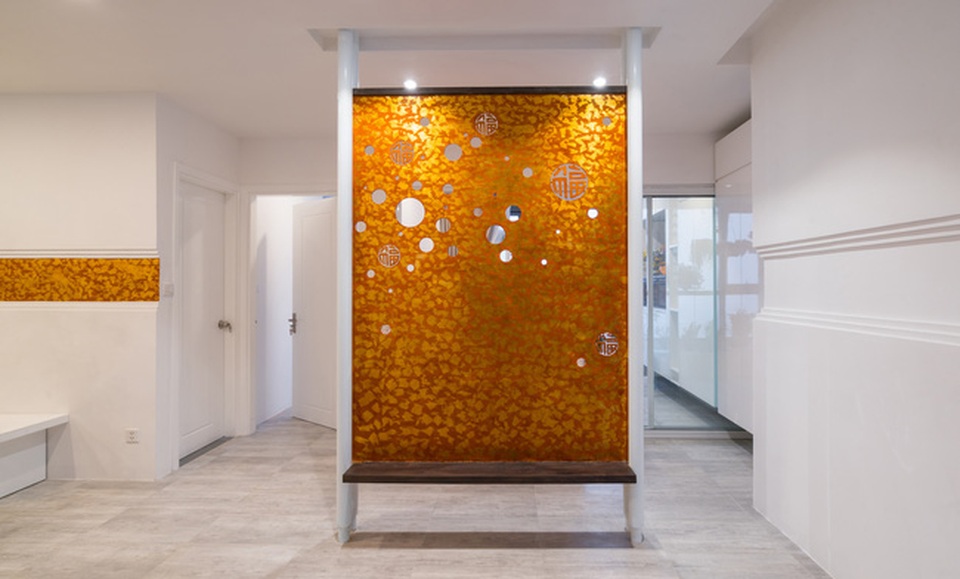 Phần vách cũng thiết kế thêm ghế để ngồi.