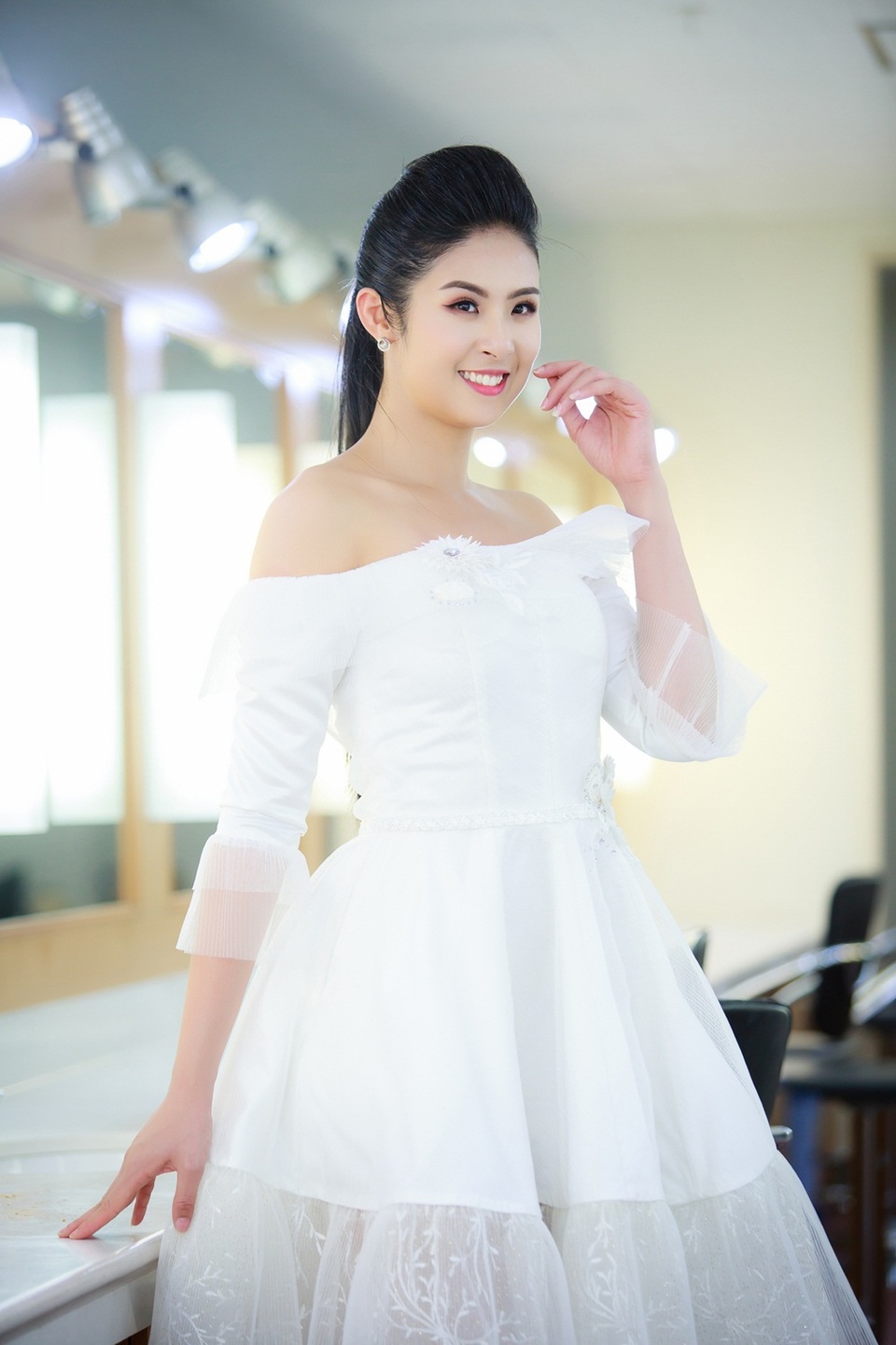 Khi được hỏi về kế hoạch kết hôn, Hoa hậu cho biết, khi nào “theo chàng về dinh” cô sẽ thông báo đến khán giả, chứ không giấu diếm.