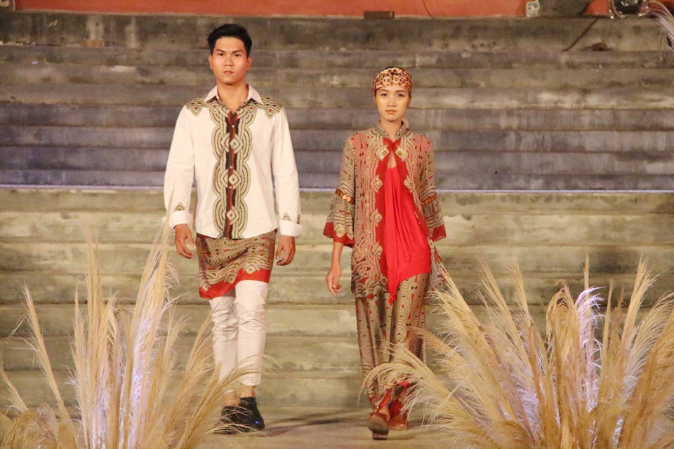 Ngọc Hân, Thanh Tú khoe dáng trong đêm thời trang “Hội tụ bản sắc Châu Á” - 10 Nét truyền thống Indonesia được tái hiện trong bộ sưu tập của nhà thiết kế Milo Migliavacca