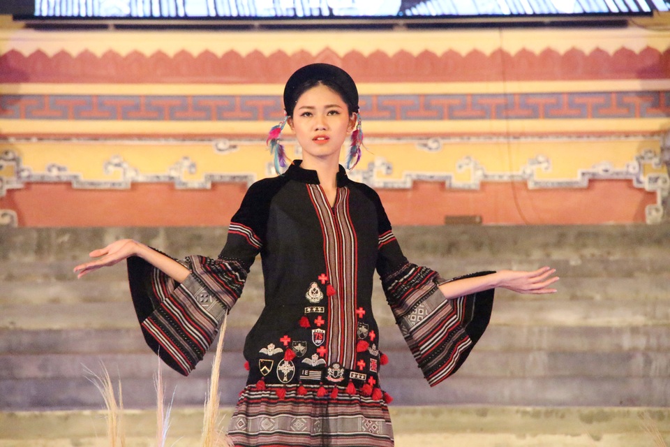 Ngọc Hân, Thanh Tú khoe dáng trong đêm thời trang “Hội tụ bản sắc Châu Á” - 5 Á hậu 2016 Thanh Tú lần đầu tiên tham gia Festival Nghề truyền thống Huế