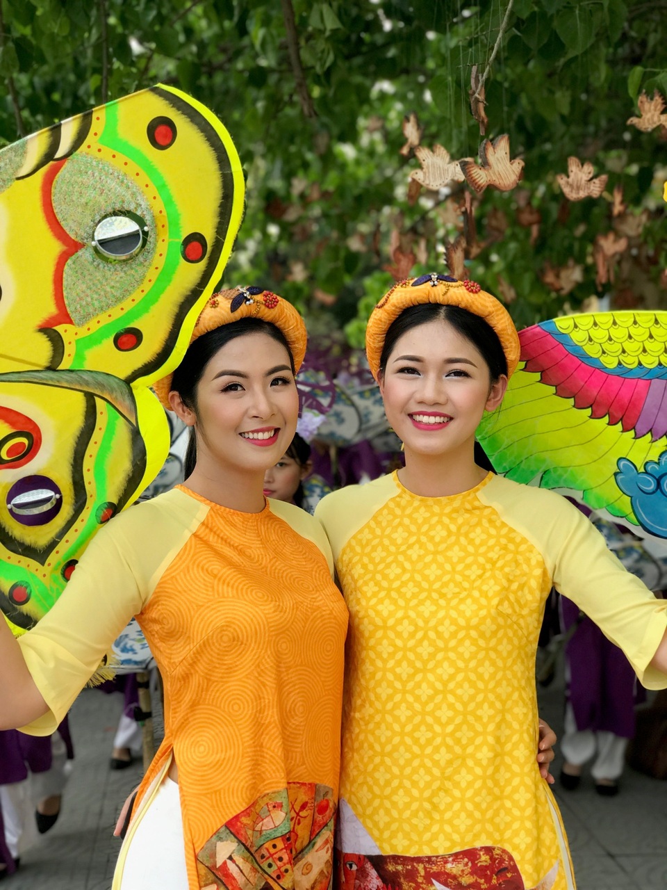 Ngọc Hân, Thanh Tú rạng rỡ trong đoàn lễ rước tôn vinh nghệ nhân, làng nghề - 4 Ngọc Hân và Thanh Tú tỏa vẻ đẹp sáng ngời trong đoàn rước tôn vinh nghệ nhân, làng nghề