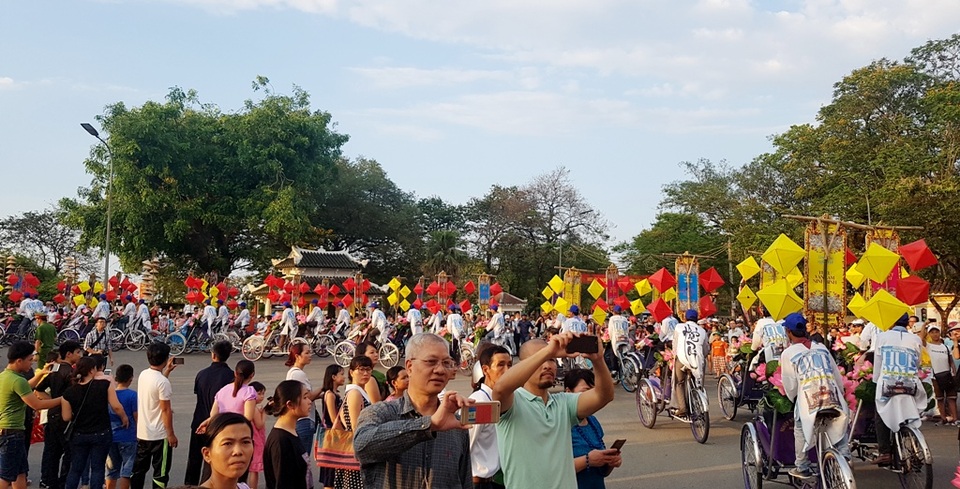 Ngọc Hân, Thanh Tú rạng rỡ trong đoàn lễ rước tôn vinh nghệ nhân, làng nghề - 10 Người dân, du khách đứng kín 2 bên đường xem đoàn rước các nghệ nhân, làng nghề truyền thống tại Việt Nam đi qua các đường phố Huế