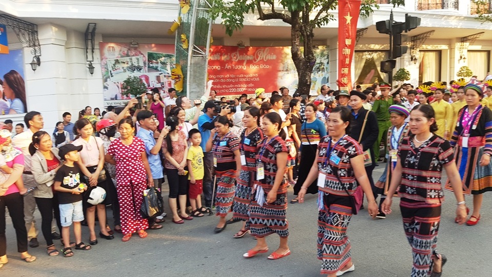 Ngọc Hân, Thanh Tú rạng rỡ trong đoàn lễ rước tôn vinh nghệ nhân, làng nghề - 11 Những nữ nghệ nhân dệt Zèng, A Lưới, Thừa Thiên Huế