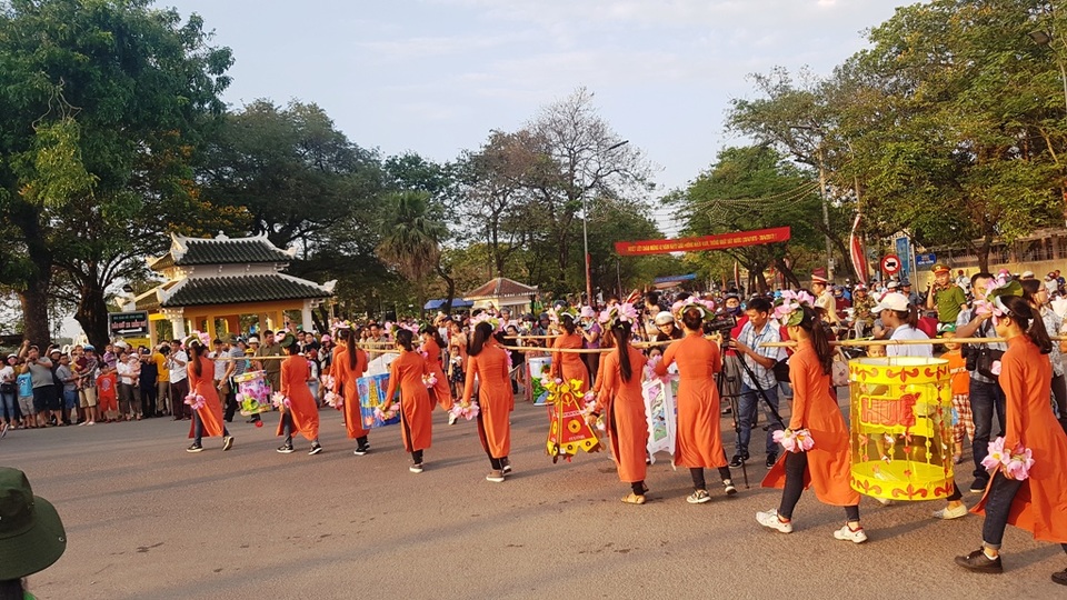Ngọc Hân, Thanh Tú rạng rỡ trong đoàn lễ rước tôn vinh nghệ nhân, làng nghề - 15 Những chiếc đèn khổng lồ làm từ học sinh có mặt trong đoàn rước