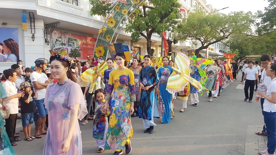 Ngọc Hân, Thanh Tú rạng rỡ trong đoàn lễ rước tôn vinh nghệ nhân, làng nghề - 17 Đoàn các người mẫu