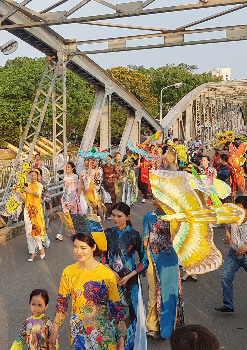 Ngọc Hân, Thanh Tú rạng rỡ trong đoàn lễ rước tôn vinh nghệ nhân, làng nghề - 18 Đoàn tiến qua cầu Trường Tiền