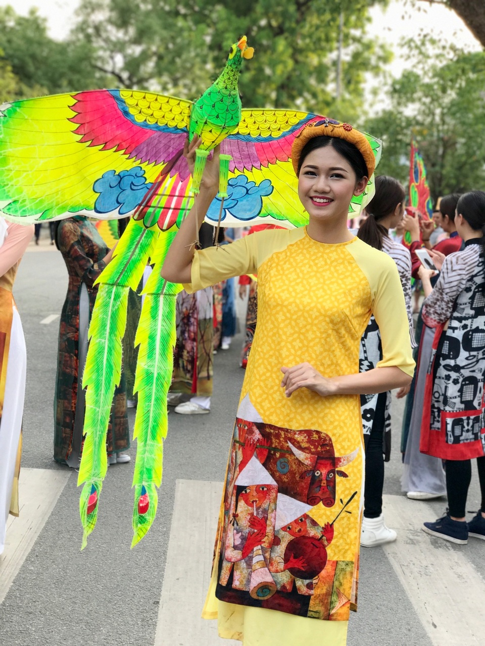 Ngọc Hân, Thanh Tú rạng rỡ trong đoàn lễ rước tôn vinh nghệ nhân, làng nghề - 5 Ngọc Hân, Thanh Tú rạng rỡ trong đoàn lễ rước tôn vinh nghệ nhân, làng nghề - 5