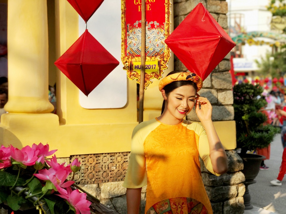 Ngọc Hân, Thanh Tú rạng rỡ trong đoàn lễ rước tôn vinh nghệ nhân, làng nghề - 2 Hoa hậu Ngọc Hân duyên dáng bên đèn lồng và hoa sen của đoàn rước