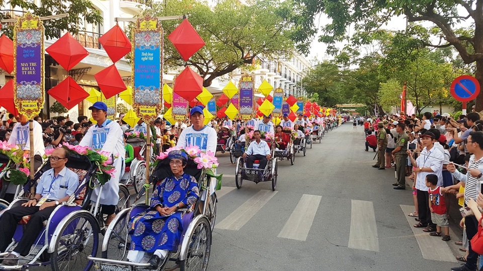 Ngọc Hân, Thanh Tú rạng rỡ trong đoàn lễ rước tôn vinh nghệ nhân, làng nghề - 9 Ngọc Hân, Thanh Tú rạng rỡ trong đoàn lễ rước tôn vinh nghệ nhân, làng nghề - 9