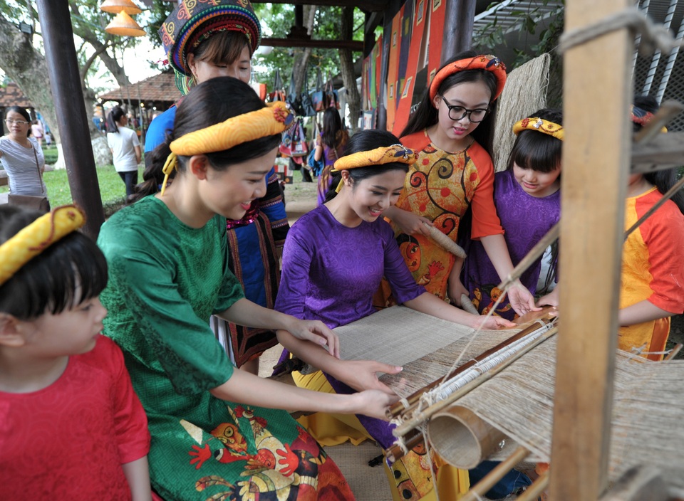 Người đẹp chia sẻ, từ nhiều năm nay cô đã gắn bó với Festival Huế ở rất nhiều vai trò từ người mẫu, nhà thiết kế. Cô mong mình sẽ góp một phần nhỏ để tôn vinh những giá trị văn hoá truyền thống của xứ cố đô và thu hút nhiều du khách đến với Huế.