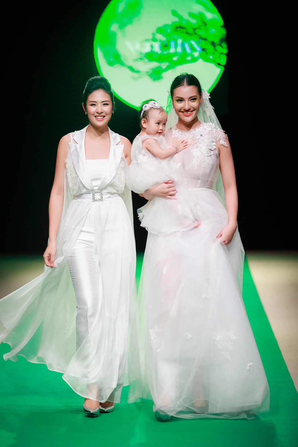 Lý giải về việc mời mẹ con Hồng Quế làm vedette, Ngọc Hân cho biết, cô và nữ người mẫu vốn là chị em thân thiết từ nhiều năm nay. Dịp này trùng với sinh nhật 1 tuổi của bé Cherry nên cô đã thiết kế riêng bộ váy đôi để hai mẹ con Hồng Quế cùng diện. Trong một show diễn áo dài cách đây không lâu, Hồng Quế và bé Cherry cũng diễn thời trang cho Hoa hậu Ngọc Hân.