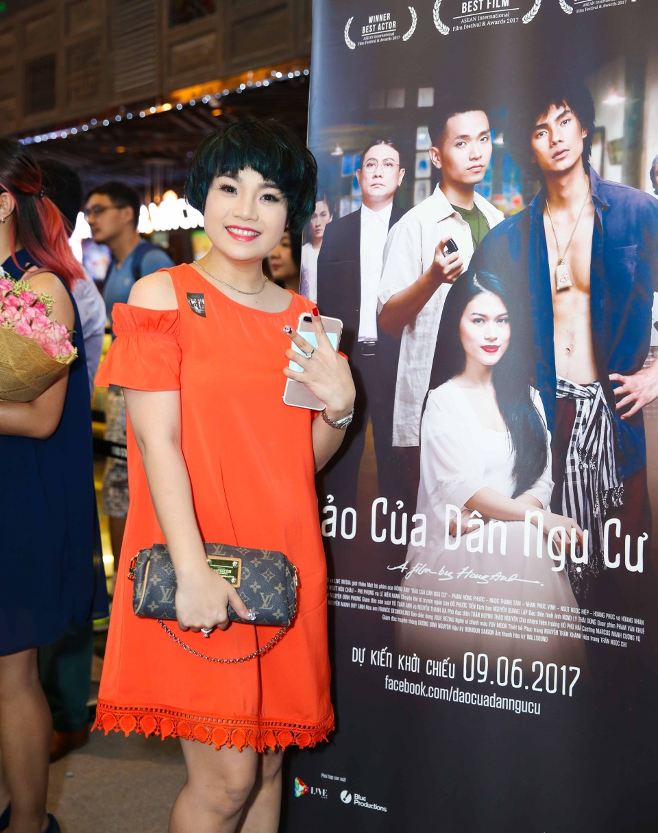 Dàn sao Việt lộng lẫy đến xem phim có nhiều "cảnh nóng" của Hồng Ánh - 11 Trước khi ra mắt khán giả trong nước, ngày 20/05/2017, phim đã được giới thiệu chính thức tại khuôn khổ LHP Quốc tế Cannes 2017. Ngoài việc trở thành tâm điểm giới thiệu điện ảnh Việt Nam tại Cannes, phim cũng được giới thiệu trong sự kiện Vietnam Night với sự có mặt của 600 khách mời quốc tế, đến từ 60 nền điện ảnh trên toàn thế giới. Dù chưa được ra mắt tại Việt Nam, nhưng các nhà phát hành quốc tế đã đặt vấn đề mua bản quyền phát hành tại Pháp, Đài Loan, Hàn Quốc, Đức, Tây Ban Nha, Mỹ…