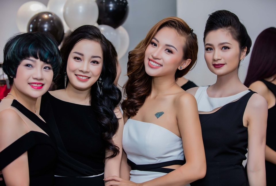 Vừa gặp Vân Hugo, diễn viên, MC Minh Hương (thứ 2 từ trái sang) liền hỏi chuyện ngay. Từ sau khi đóng chung Nhật ký Vàng Anh đến nay, tình bạn của hai nữ diễn viên càng trở nên khăng khít và bền chặt. Vân Hugo chia sẻ với bạn, cô và con trai vừa dọn về ngôi nhà chung cư mới với không gian ấm cúng. Căn hộ được cô mua từ số tiền dành dùm sau nhiều năm chăm chỉ chạy show MC, event, quảng cáo.