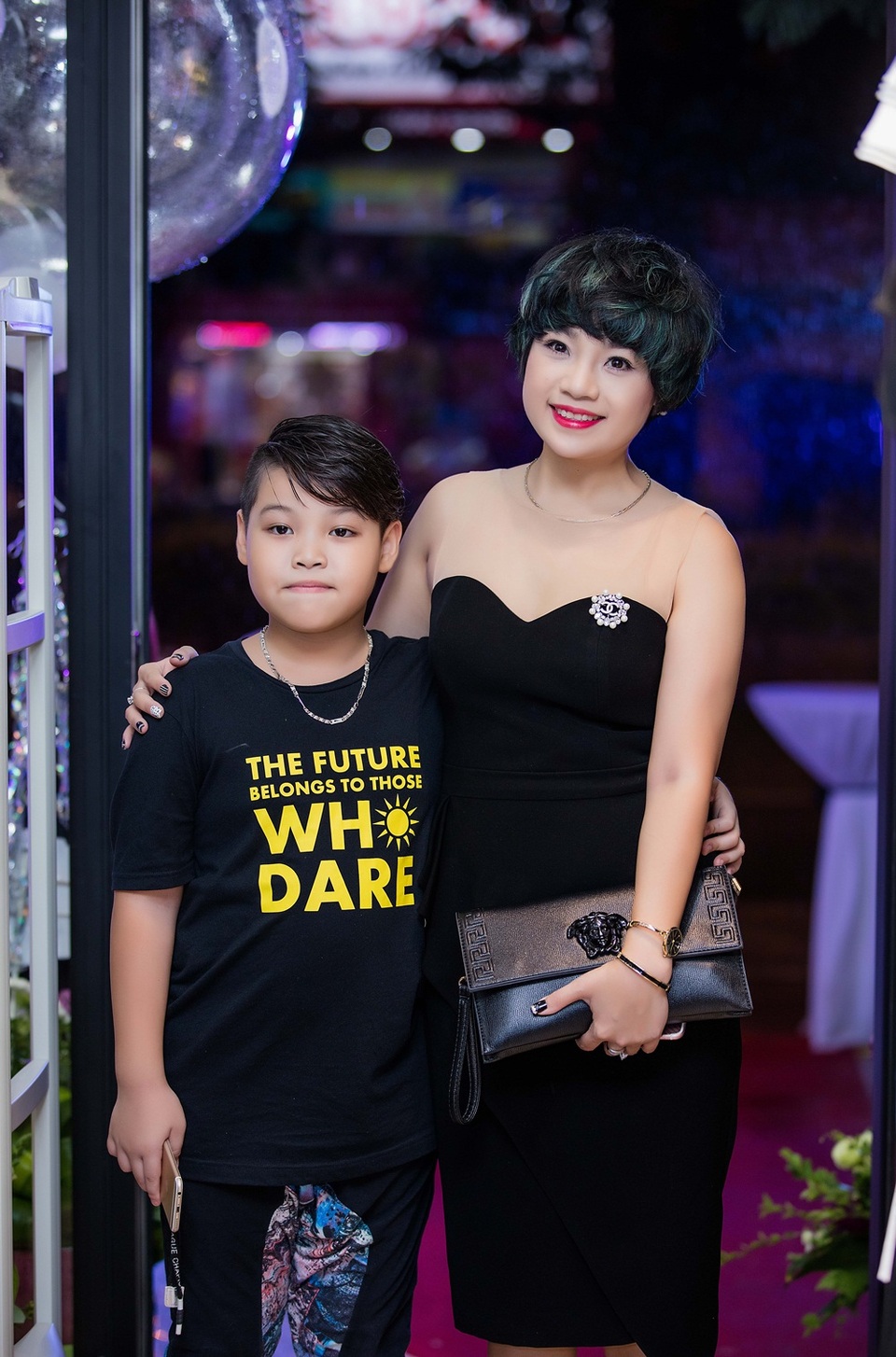 Ca sĩ Ngọc Khuê bất ngờ đưa con trai Tony đi cùng. Cậu con trai của Ngọc Khuê có tên là Lê Anh Dũng (Tony). Cậu bé liên tục đứng ra làm “nhiếp ảnh gia” cho mẹ và các nghệ sĩ. Tony rất hoạt ngôn, hài hước và cũng chăm chút mẹ từng chút một.