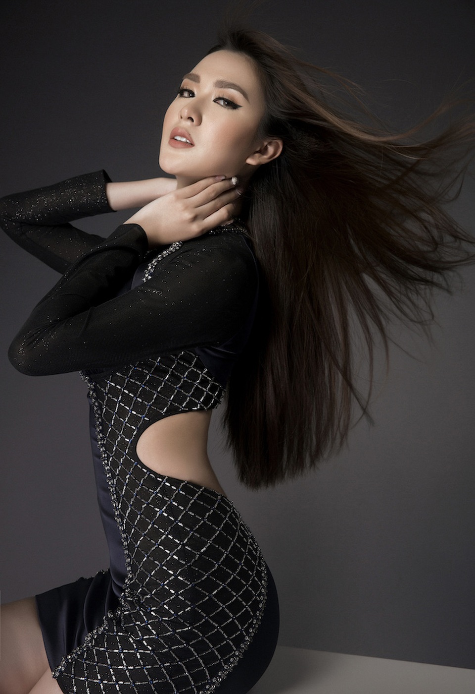 Người đẹp có vòng 55 cm khoe nét kiêu sa trong bộ đầm đen – đỏ - 2 Người đẹp có vòng 55 cm khoe nét kiêu sa trong bộ đầm đen – đỏ - 2