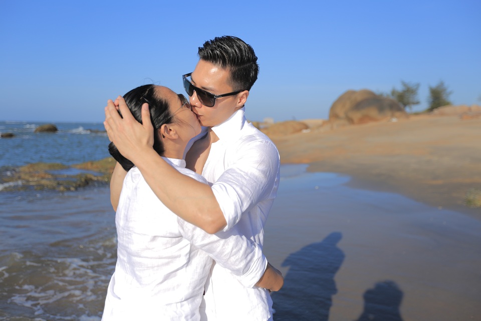 Nụ hôn ngọt ngào của Quốc Nghiệp - Ngọc Mai trong bộ ảnh thực hiện gần đây.