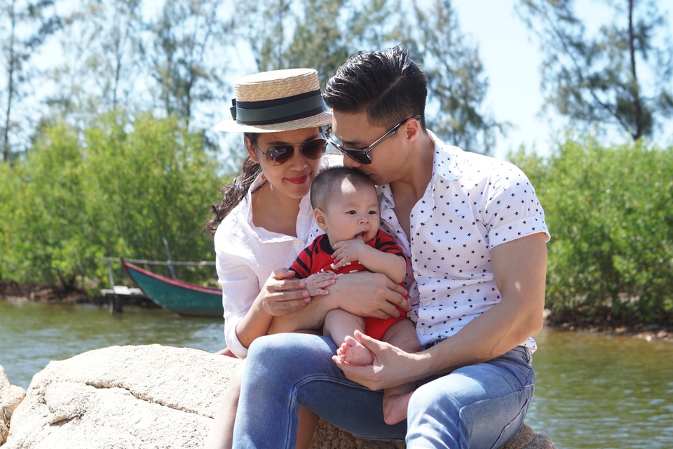 Quốc Nghiệp - Ngọc Mai và con trai.
