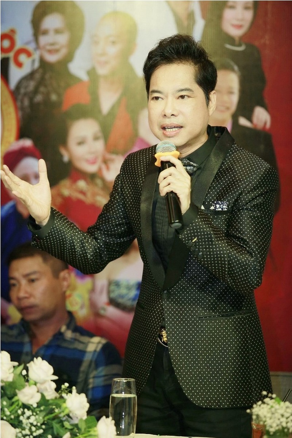 Ca sĩ Ngọc Sơn huỷ lưu diễn Châu Âu để tham gia hài tết ở Hà Nội - 1 Ca sĩ Ngọc Sơn chia sẻ tại buổi họp báo.