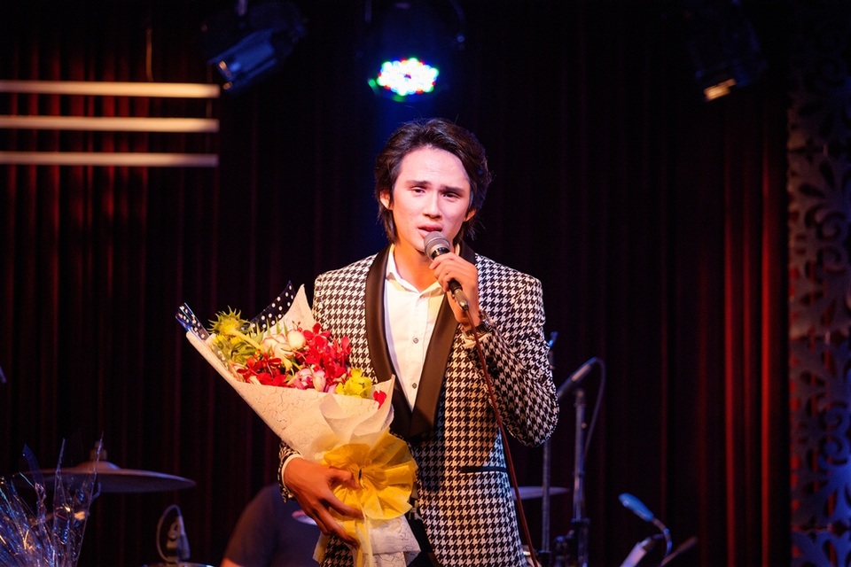 Đêm nhạc với những tình khúc Bolero được chọn, đó chính là sở trường của giọng ca 9X. Thời gian vừa qua, Trường Tam đã tích cực theo học thanh nhạc một cách bài bản. Bên cạnh đó anh cũng nhận được sự giúp đỡ, hỗ trợ của người thầy - người anh: ca sĩ Quang Lê.