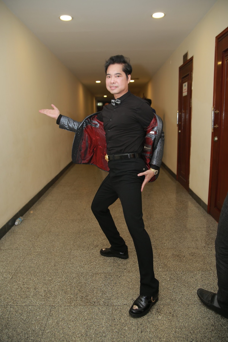 MC Thảo Vân bất ngờ diện đồ bà ba sặc sỡ, khoe giọng hát “ngọt lịm” - 12 Ngọc Sơn quậy tưng bừng khi đòi cởi áo vest để tạo hình trong hậu trường.