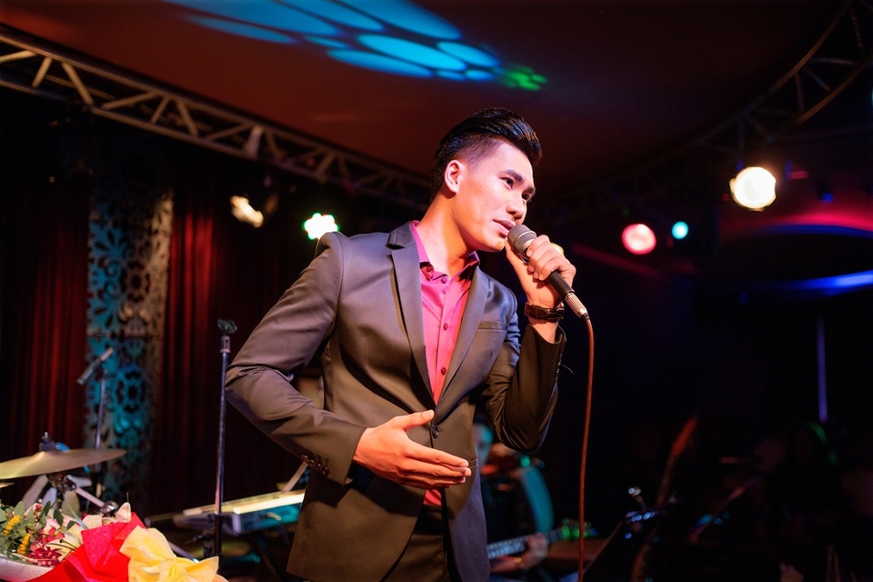 Á quân “Thần tượng Bolero” Hoàng Ngọc Sơn cũng tham gia cùng nhiều nghệ sĩ khách mời khác. Các khách mời khoe giọng hát quá đỗi ngọt ngào của mình trên sân khấu khiến khán giả vỗ tay không ngớt.