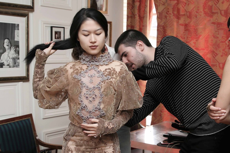 Idan Cohen đã lựa chọn cho Ngọc Thanh Tâm một chiếc váy đính đá cầu kỳ.